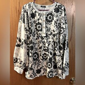 Heimish size 3X Black and White Floral Women's Top. New without tags.